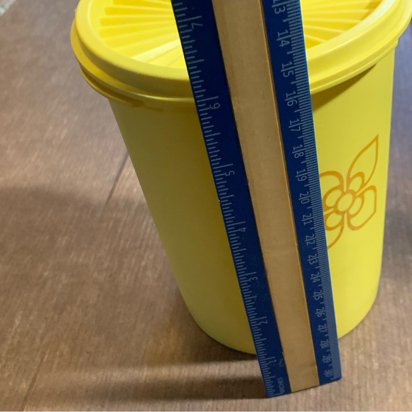 Vintage Tupperware Small Canister Harvest Yellow Flower Burst 9 Inch 811 - Picture 5 of 6